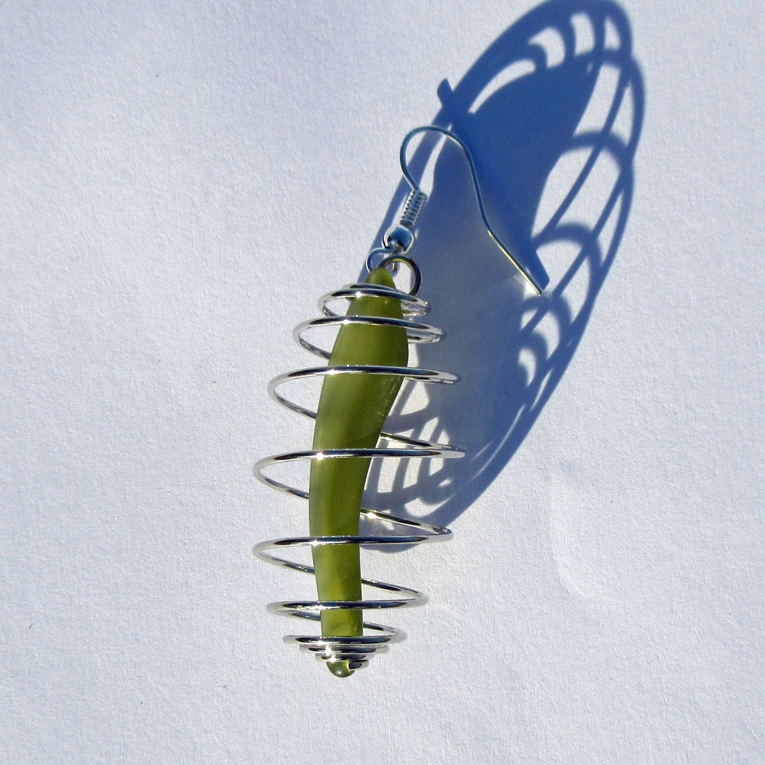 Ohrhänger aus olivgrünem Seeglas in spiralförmiger Form