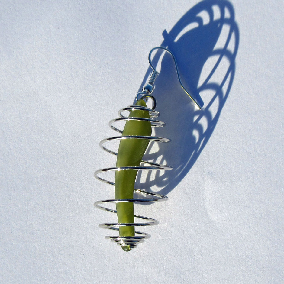 Ohrhänger aus olivgrünem Seeglas in spiralförmiger Form