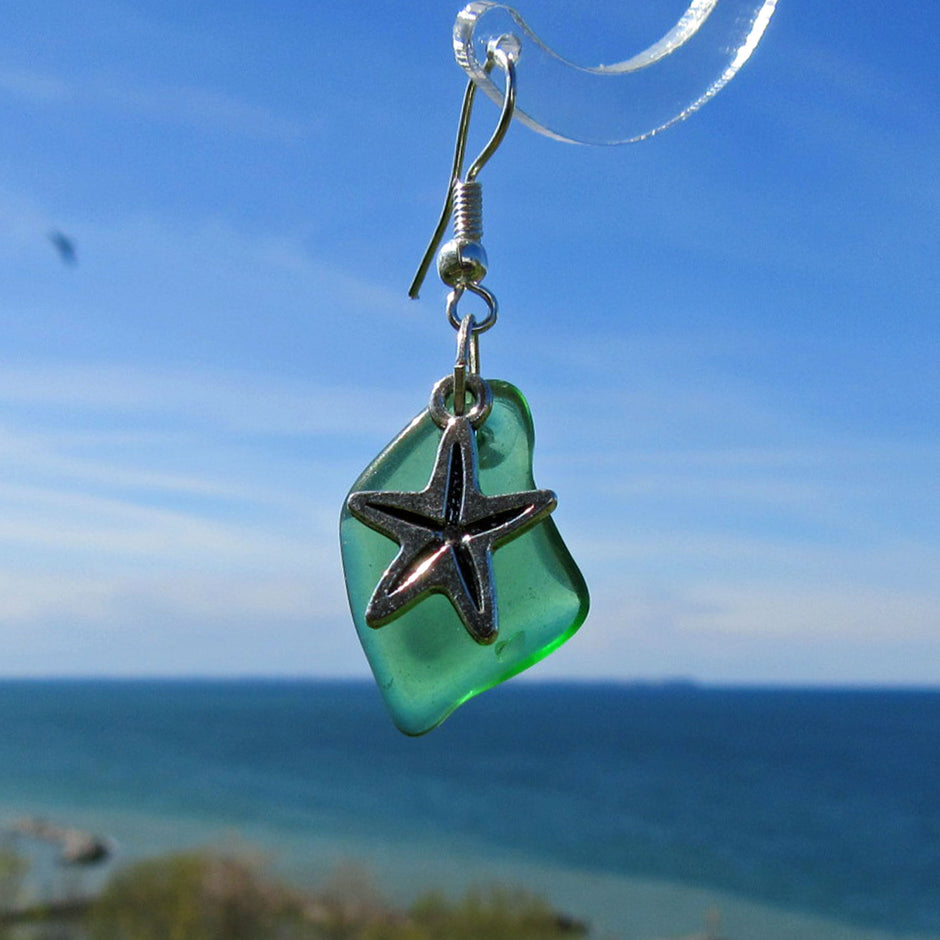 Ohrhänger aus grünem Seeglas mit Seestern, Unikat