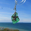 Ohrhänger aus grünem Seeglas mit Seestern, Unikat