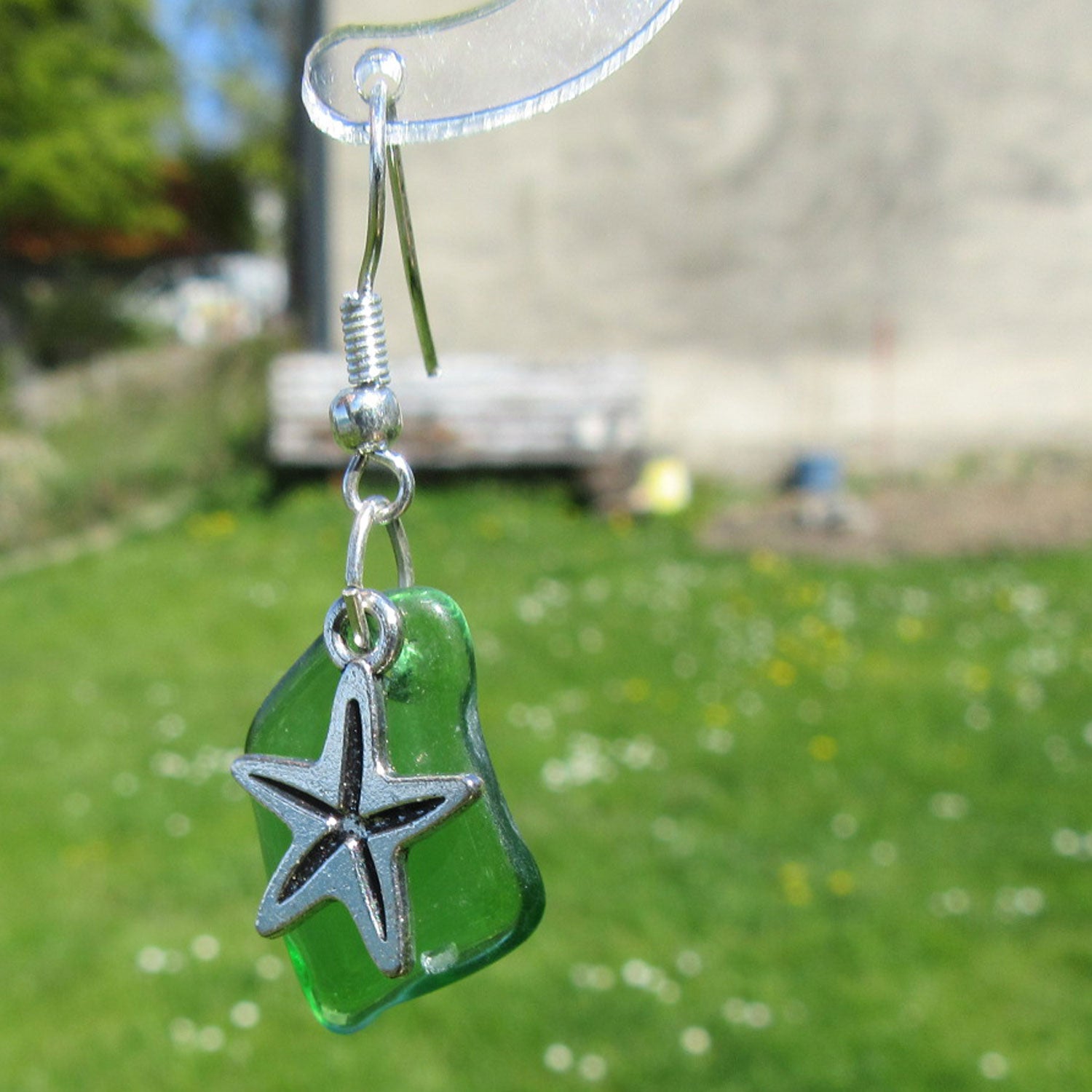 Ohrhänger aus grünem Seeglas mit Seestern, Unikat