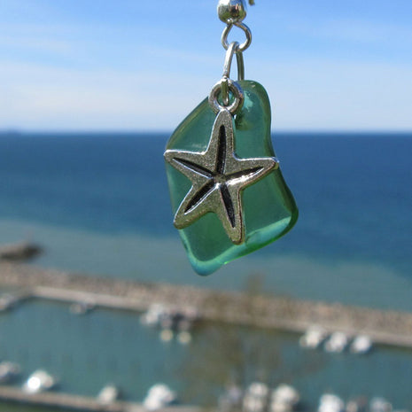 Ohrhänger aus grünem Seeglas mit Seestern, Unikat