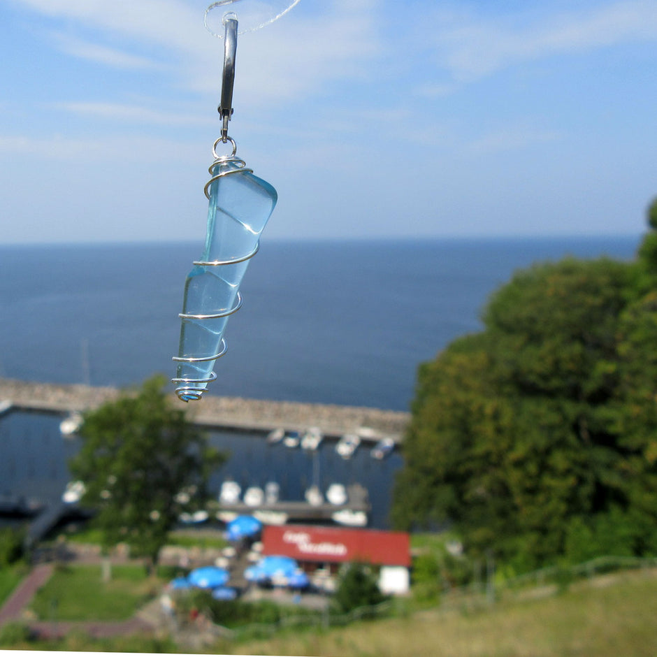 Langer Ohrhänger aus türkisem Seeglas in Spirale