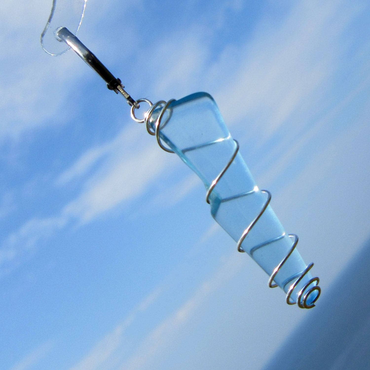 Langer Ohrhänger aus türkisem Seeglas in Spirale