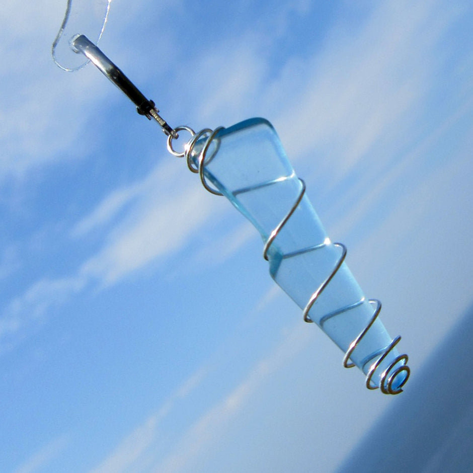 Langer Ohrhänger aus türkisem Seeglas in Spirale