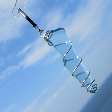 Langer Ohrhänger aus türkisem Seeglas in Spirale