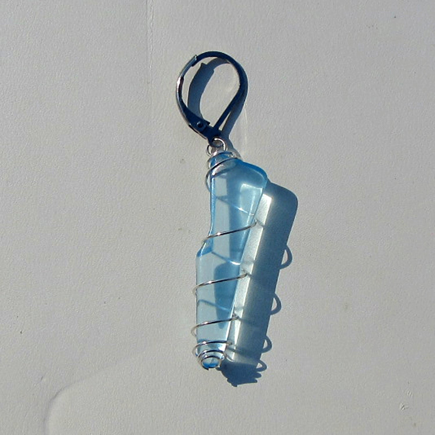 Langer Ohrhänger aus türkisem Seeglas in Spirale