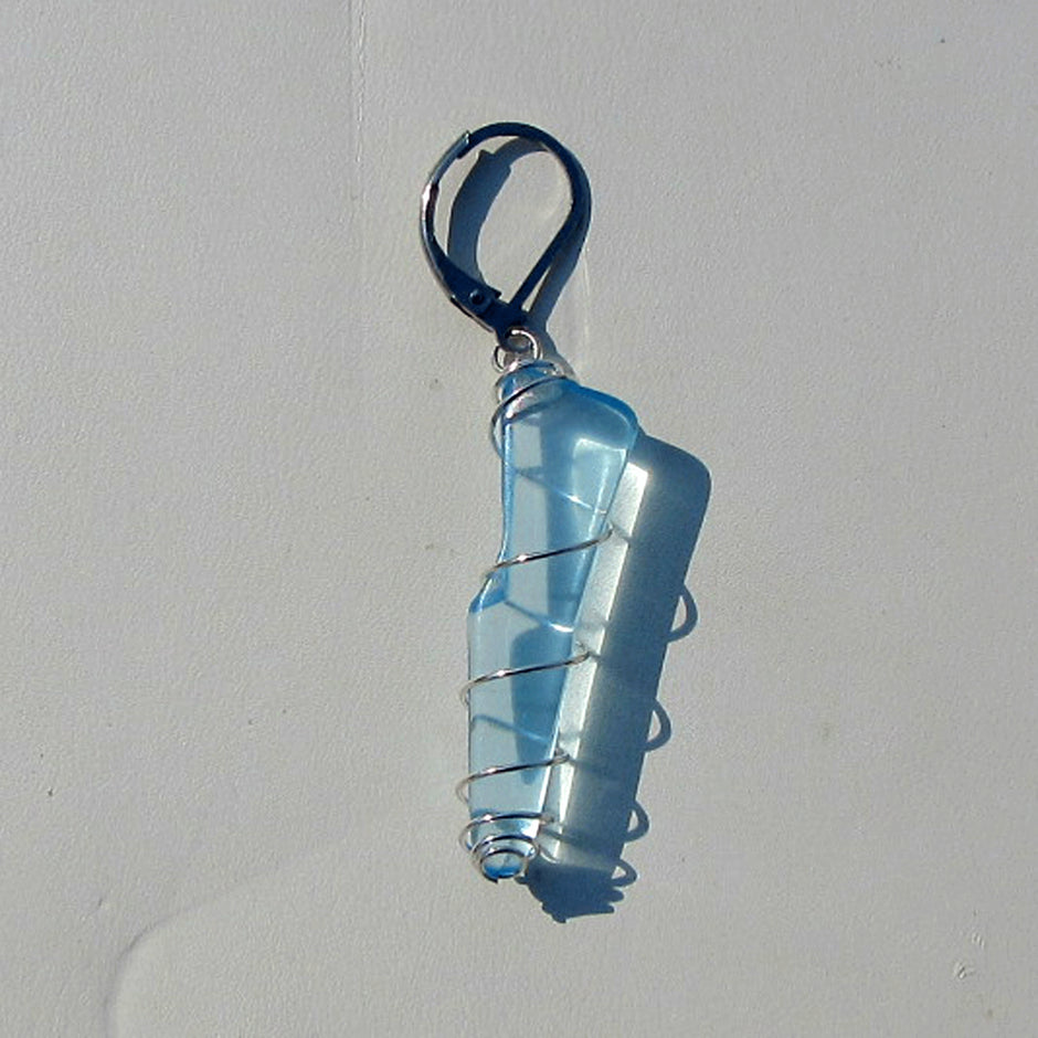 Langer Ohrhänger aus türkisem Seeglas in Spirale