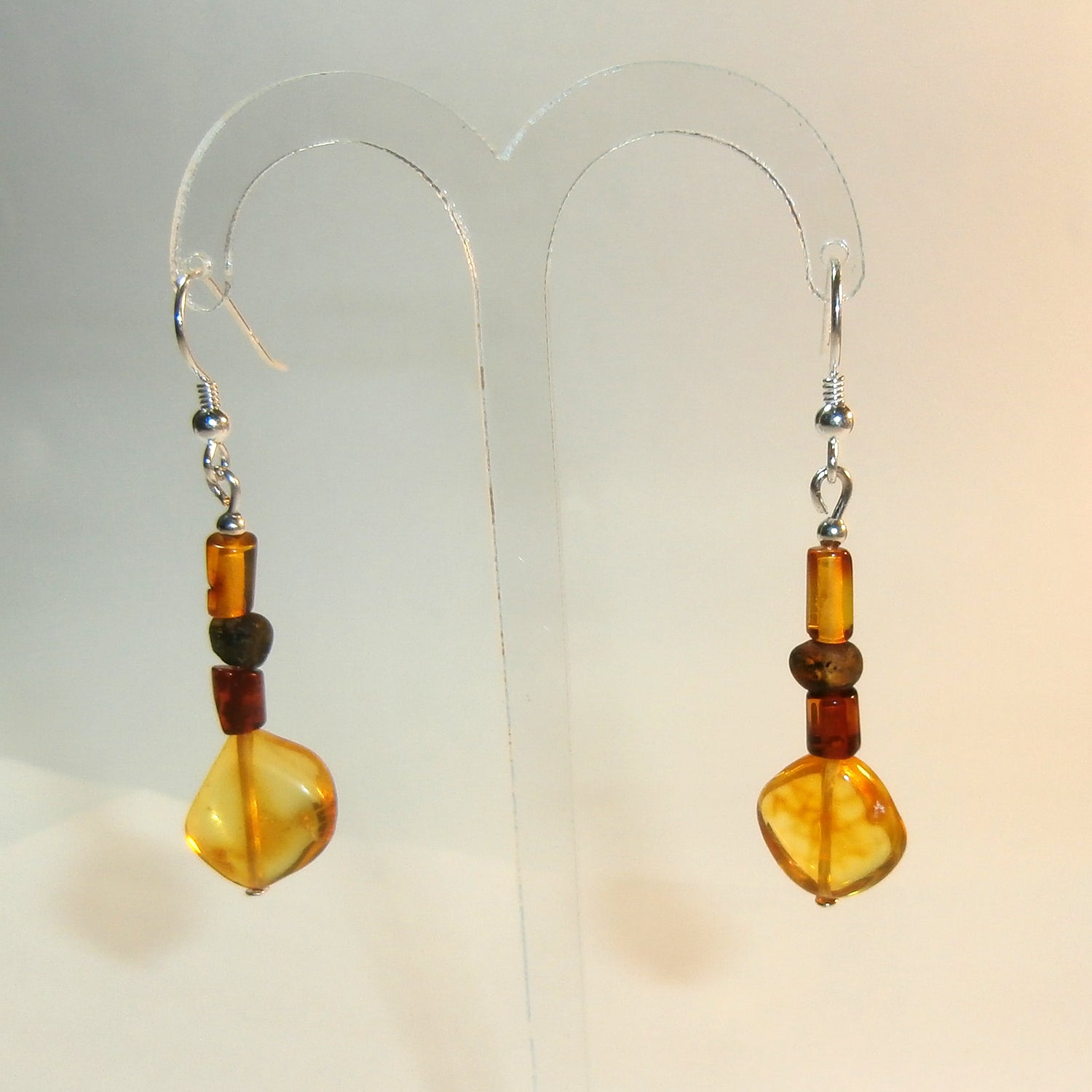 Ohrhänger aus Silber mit 4 kleinen Bernsteinen, Unikat