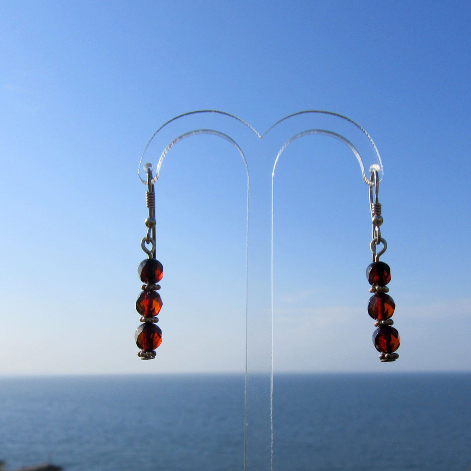 Ohrhänger aus kirschrotem Bernstein, facettiert, Silber