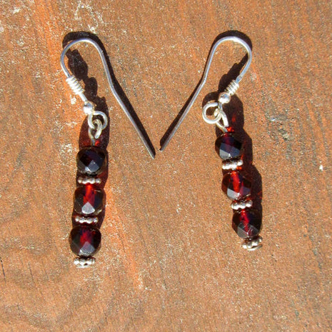 Ohrhänger aus kirschrotem Bernstein, facettiert, Silber