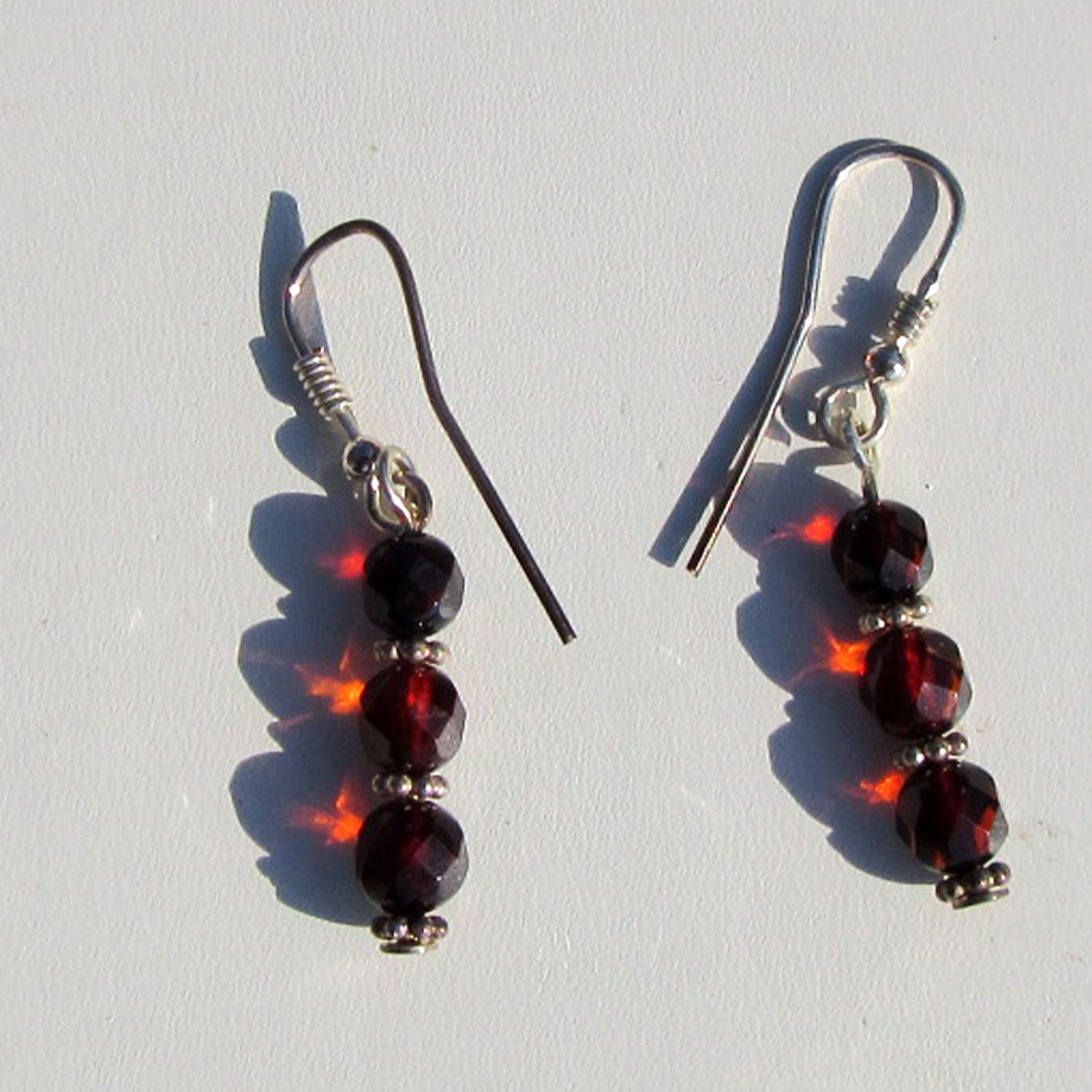 Ohrhänger aus kirschrotem Bernstein, facettiert, Silber