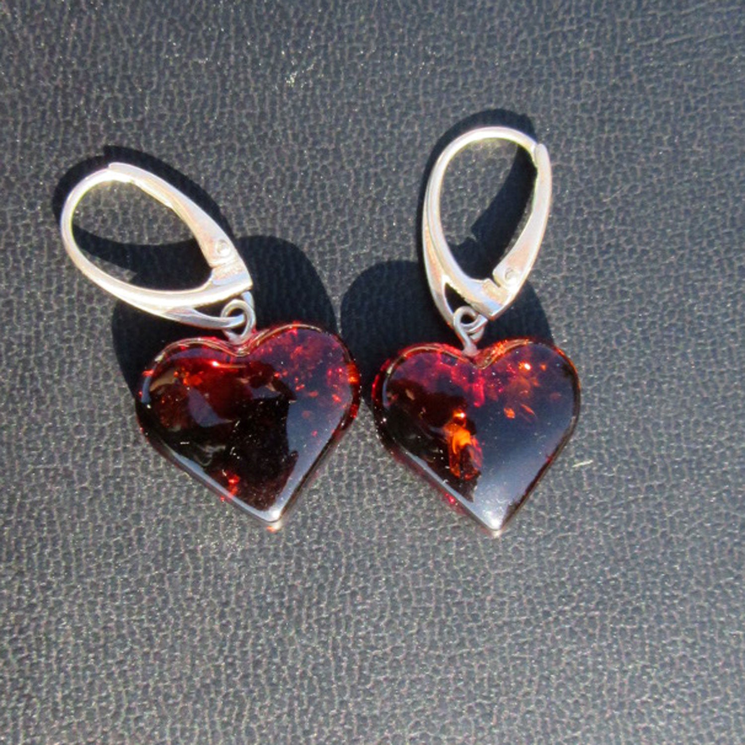 Ohrhänger aus 925er Silber mit kognakfarbenem Bernsteinherz