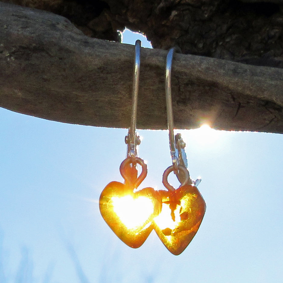 Einzelstück: Ohrhänger aus Bernstein in Herzform