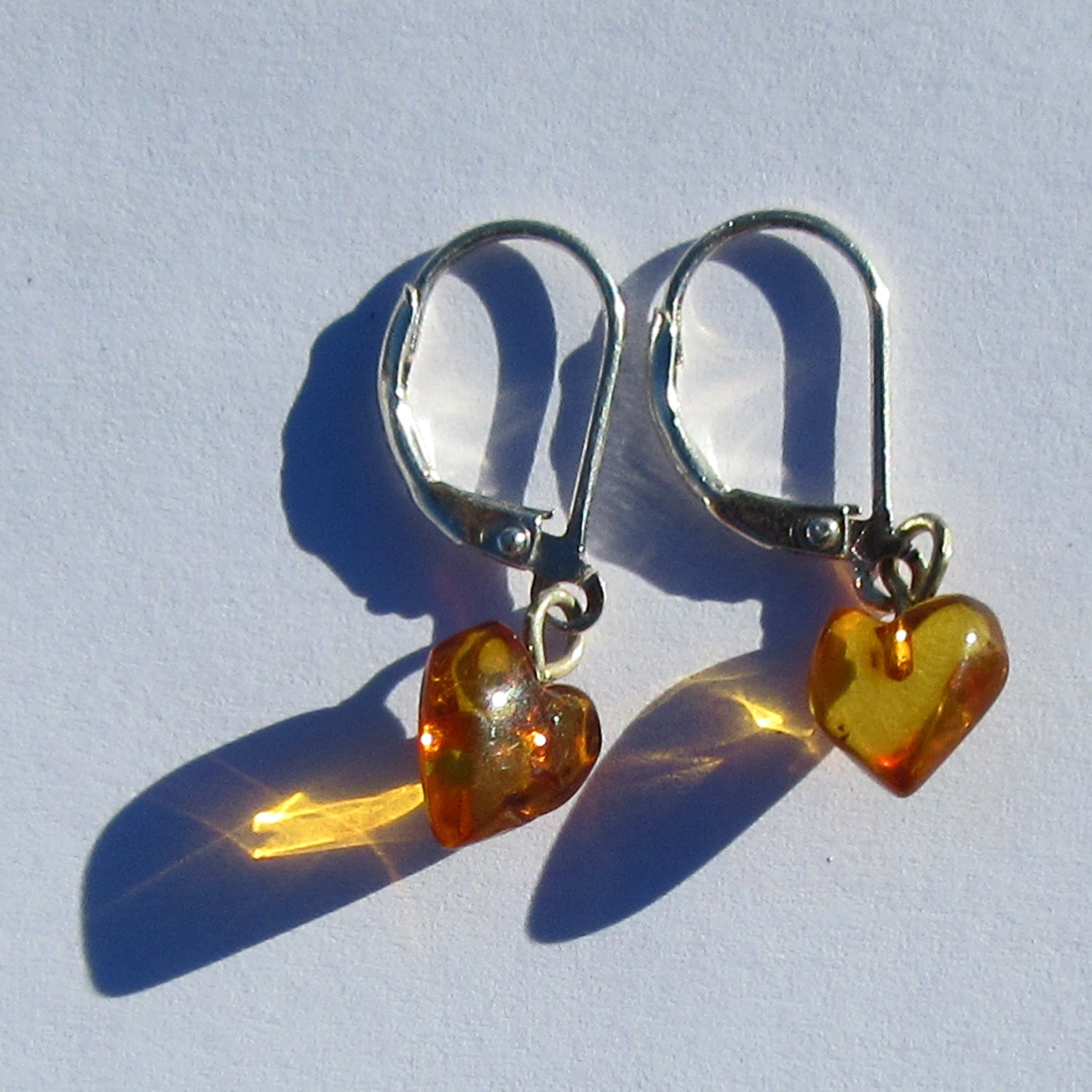 Einzelstück: Ohrhänger aus Bernstein in Herzform