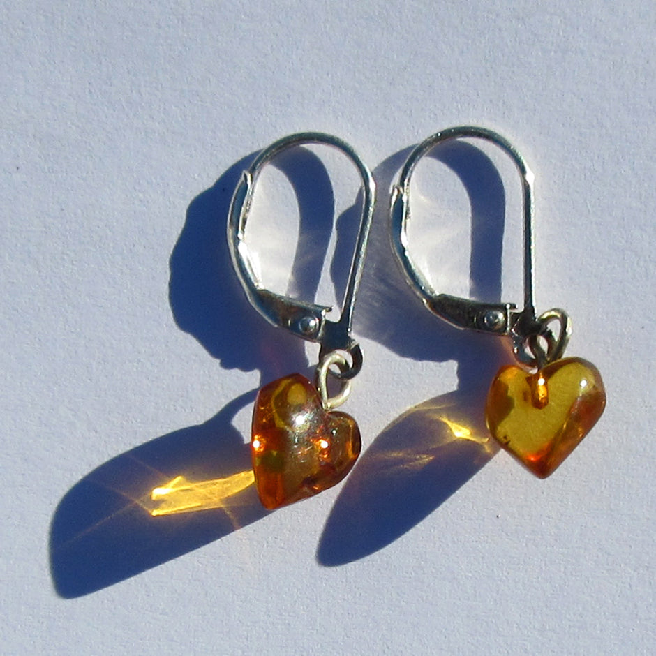 Einzelstück: Ohrhänger aus Bernstein in Herzform