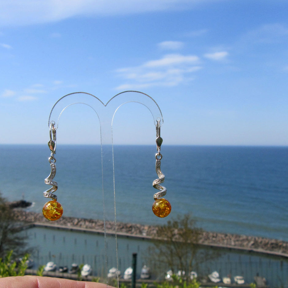 Lange Ohrhänger aus Bernstein und gedrehtem Silber