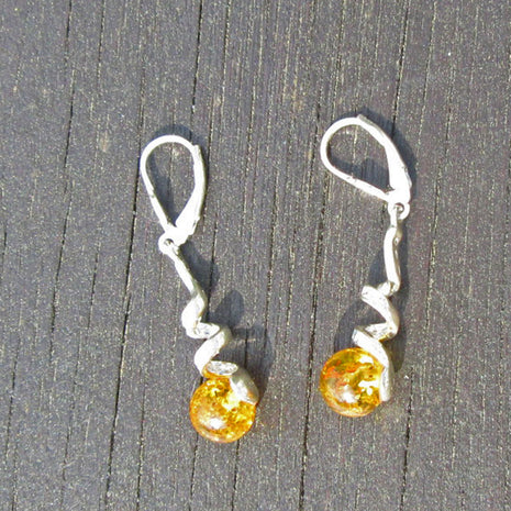 Lange Ohrhänger aus Bernstein und gedrehtem Silber