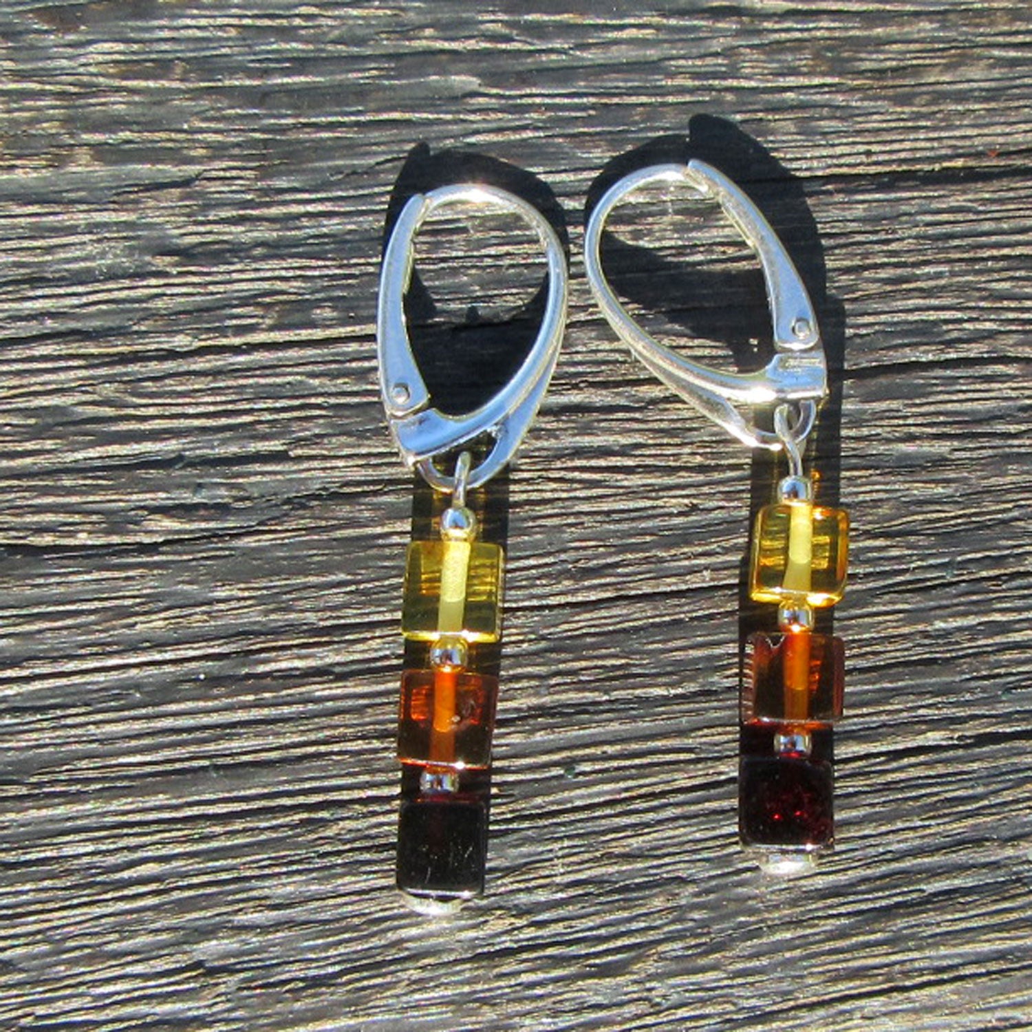 Ohrhänger aus Bernsteinwürfeln in sanften Farben