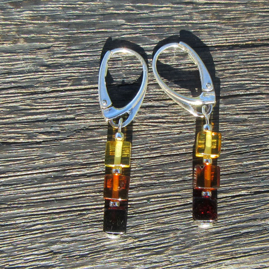 Ohrhänger aus Bernsteinwürfeln in sanften Farben