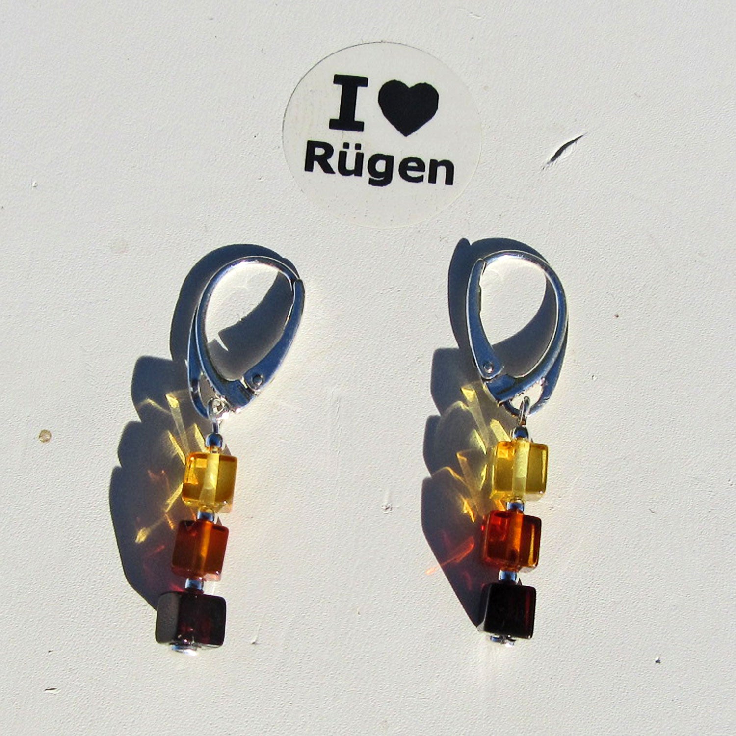 Ohrhänger aus Bernsteinwürfeln in sanften Farben