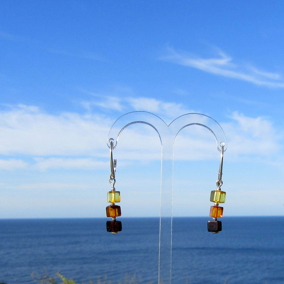 Ohrhänger aus Bernsteinwürfeln in sanften Farben