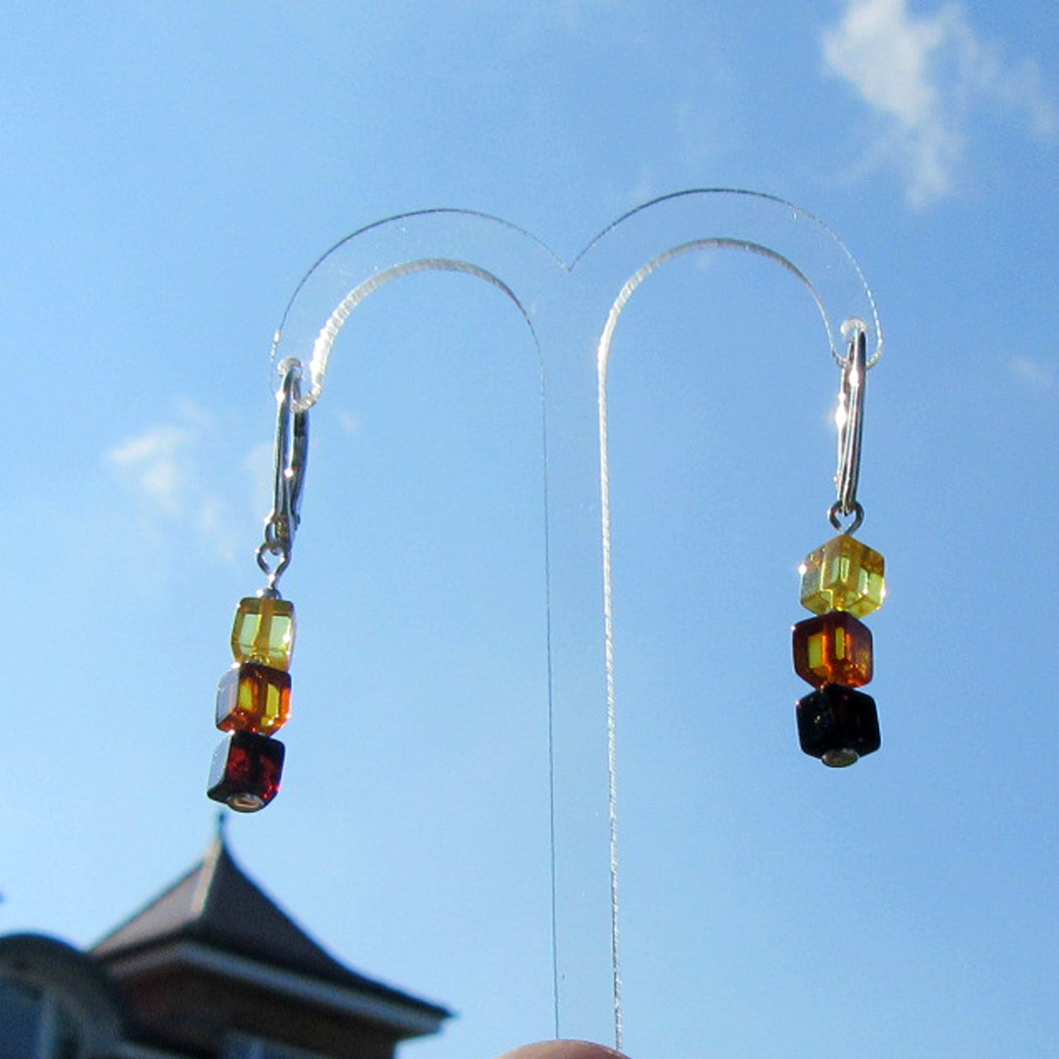 Ohrhänger aus Bernsteinwürfeln in sanften Farben