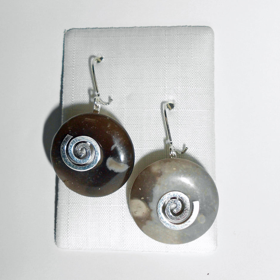 Ohrhänger aus Feuerstein mit silberner Spirale, Unikat