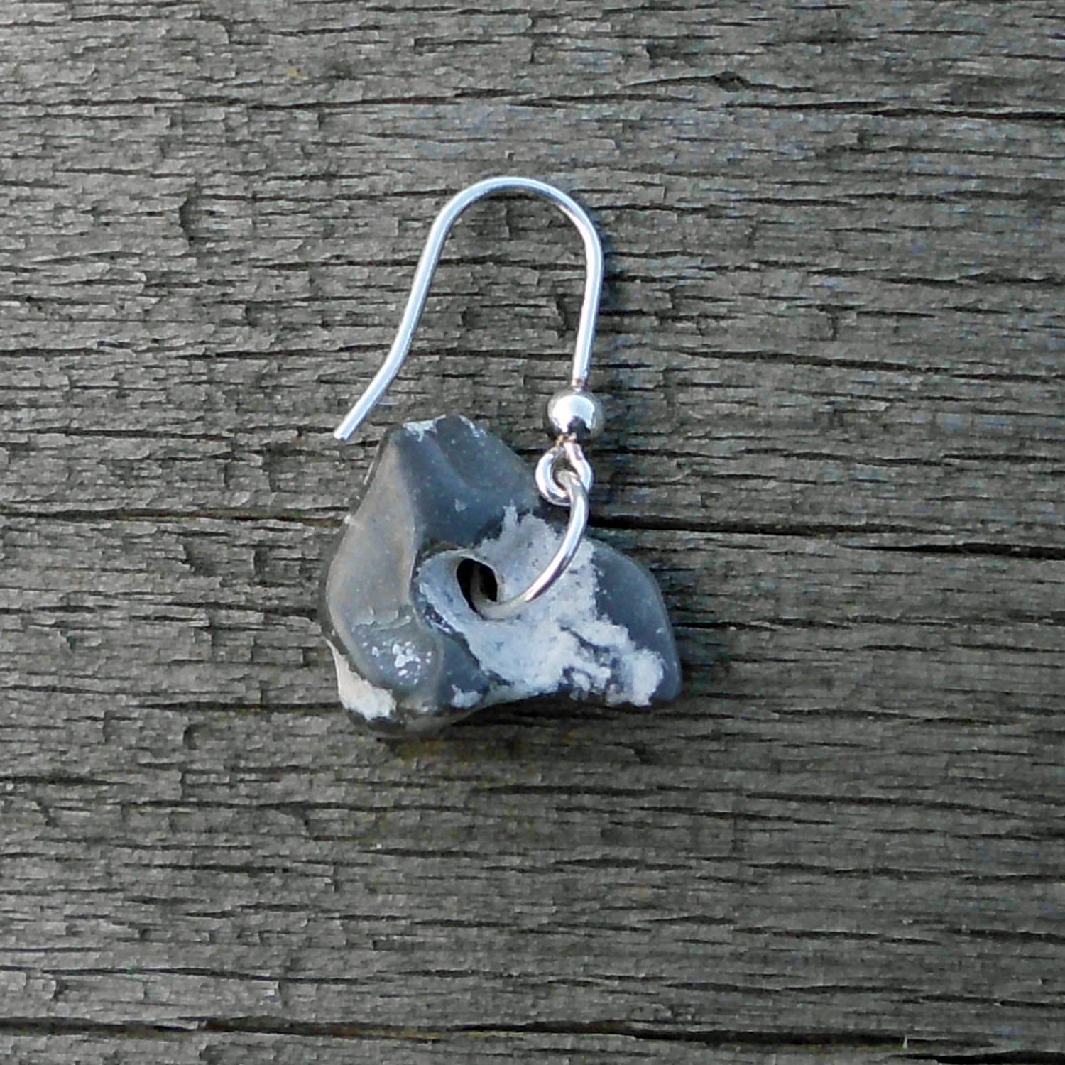 Einmaliger Ohrhänger aus Feuerstein mit Hühnergott