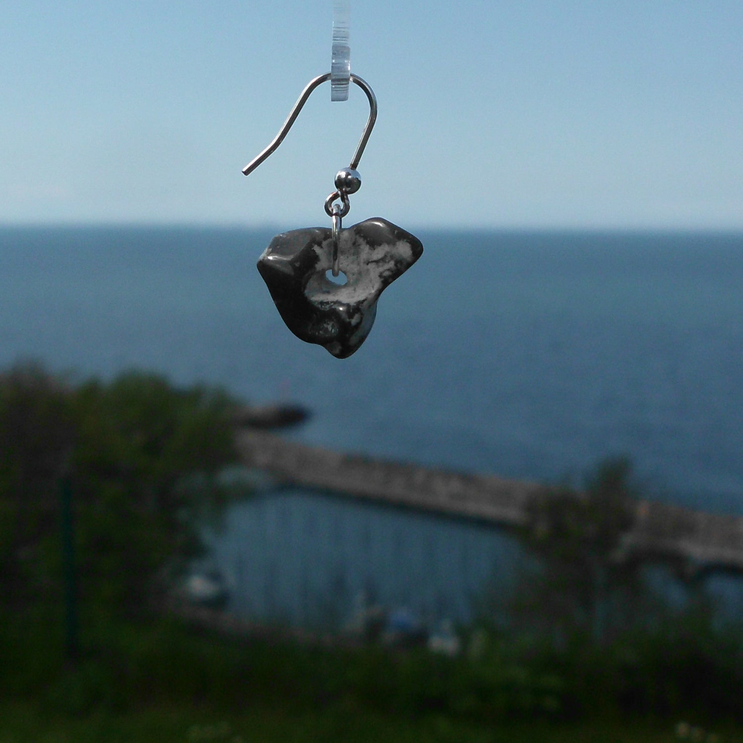 Einmaliger Ohrhänger aus Feuerstein mit Hühnergott