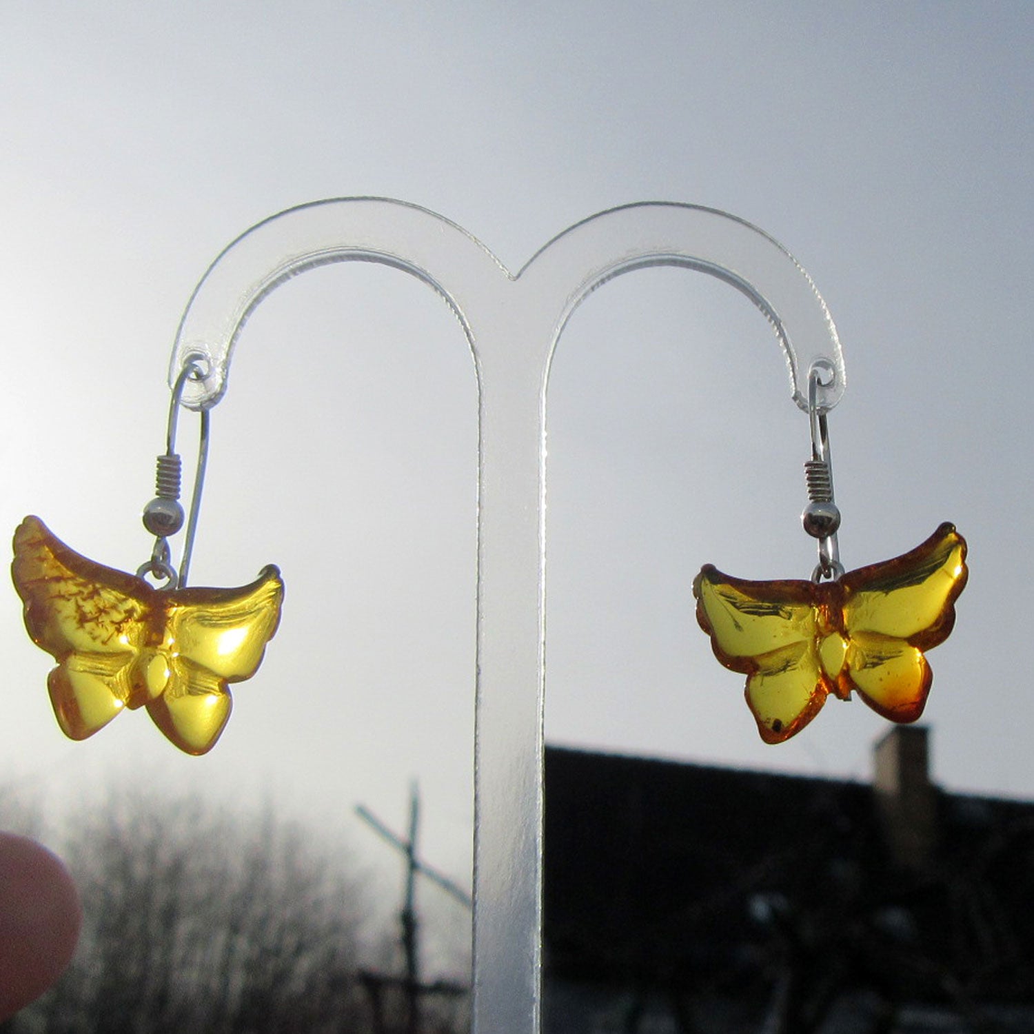Ohrhänger aus Bernstein im Schmetterlingsdesign