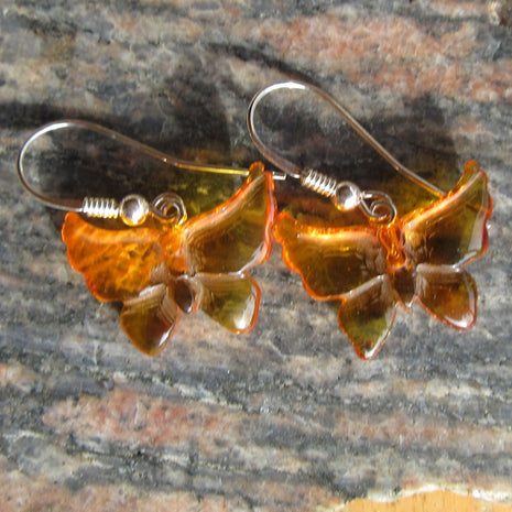 Ohrhänger aus Bernstein im Schmetterlingsdesign