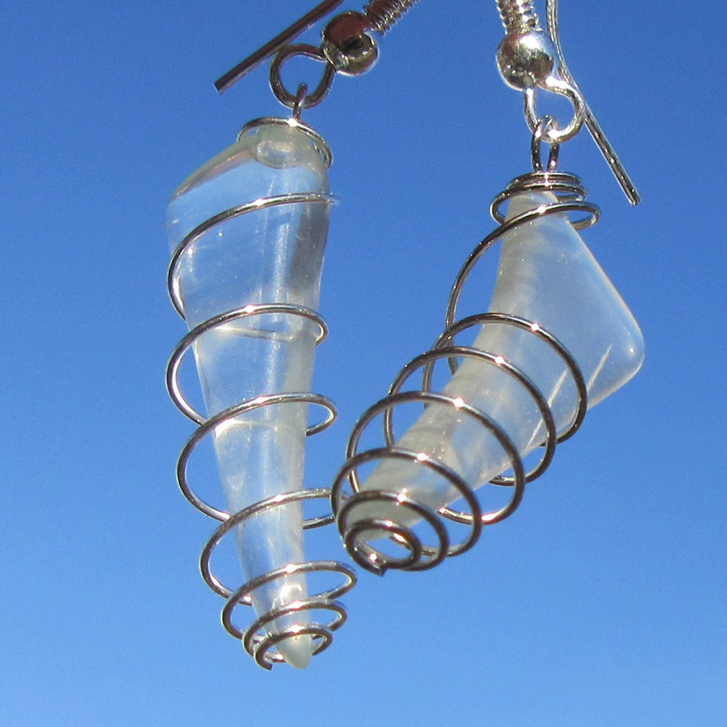Ohrhänger aus Seeglas in spiralförmigem Design