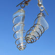 Ohrhänger aus Seeglas in spiralförmigem Design