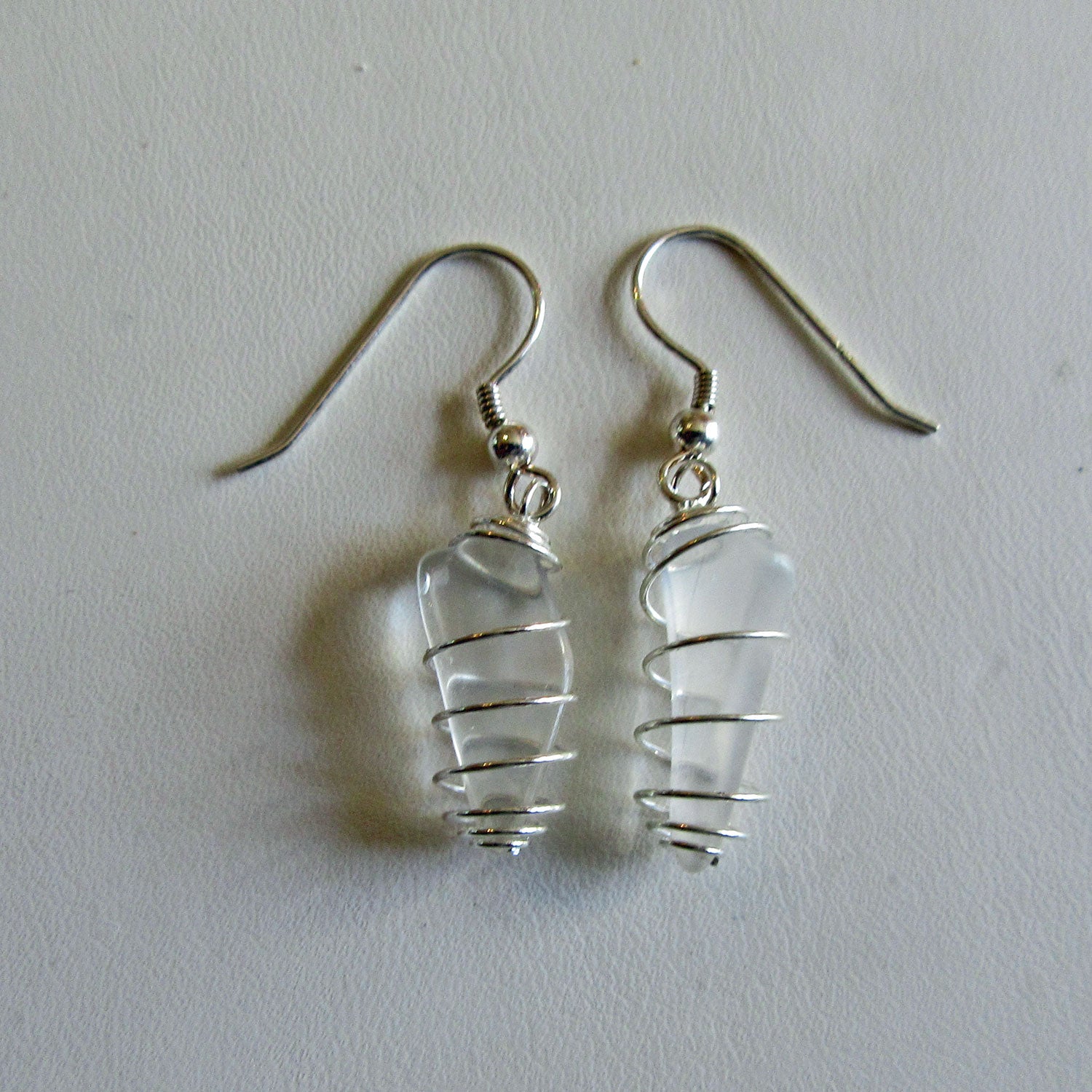 Ohrhänger aus weißem Seeglas in spiralisierter Form