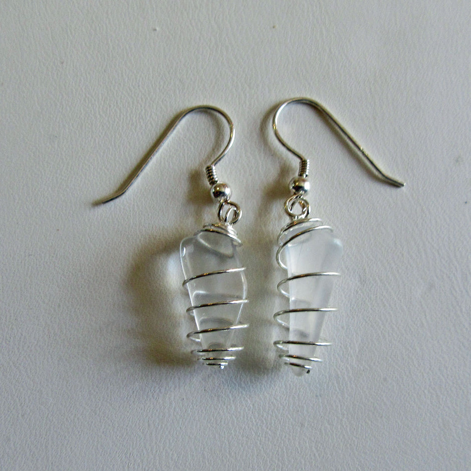 Ohrhänger aus weißem Seeglas in spiralisierter Form