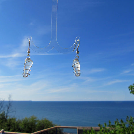 Ohrhänger aus weißem Seeglas in spiralisierter Form