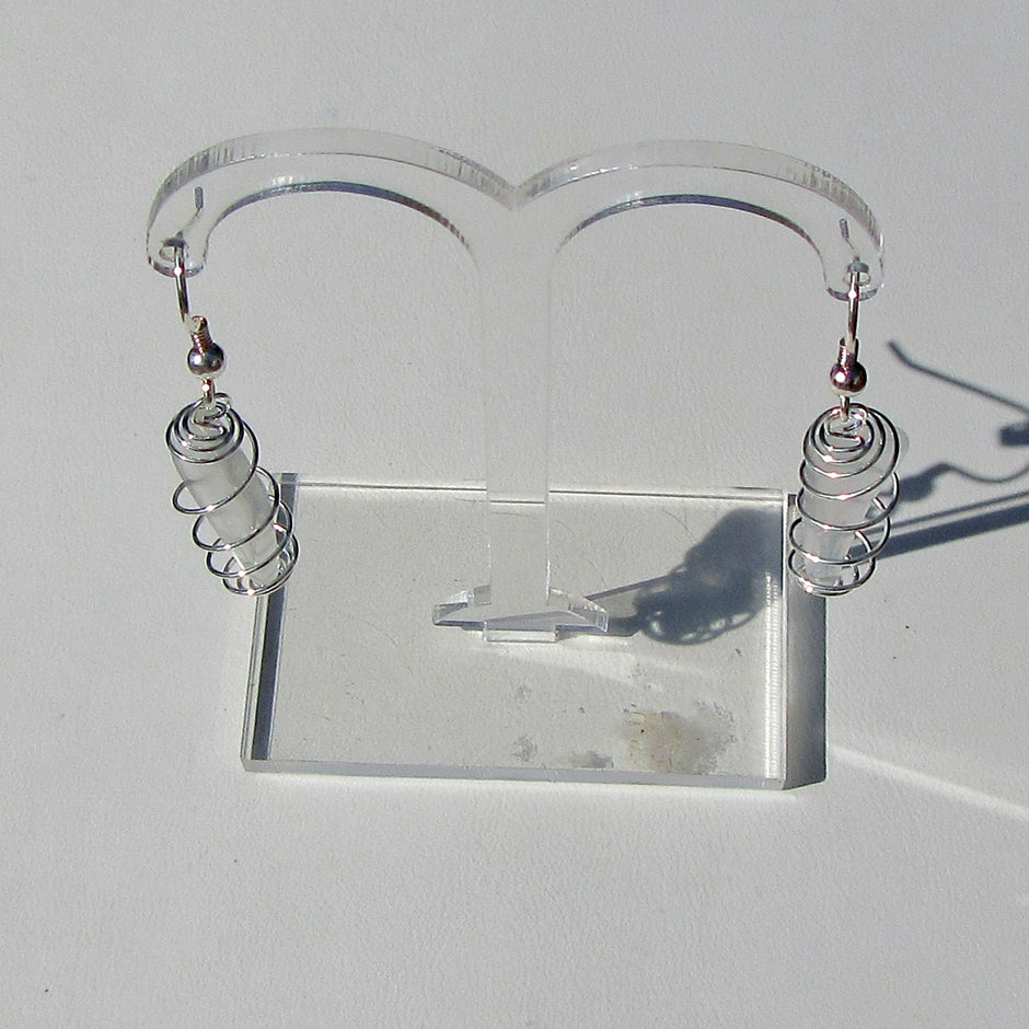 Ohrhänger aus weißem Seeglas in spiralisierter Form