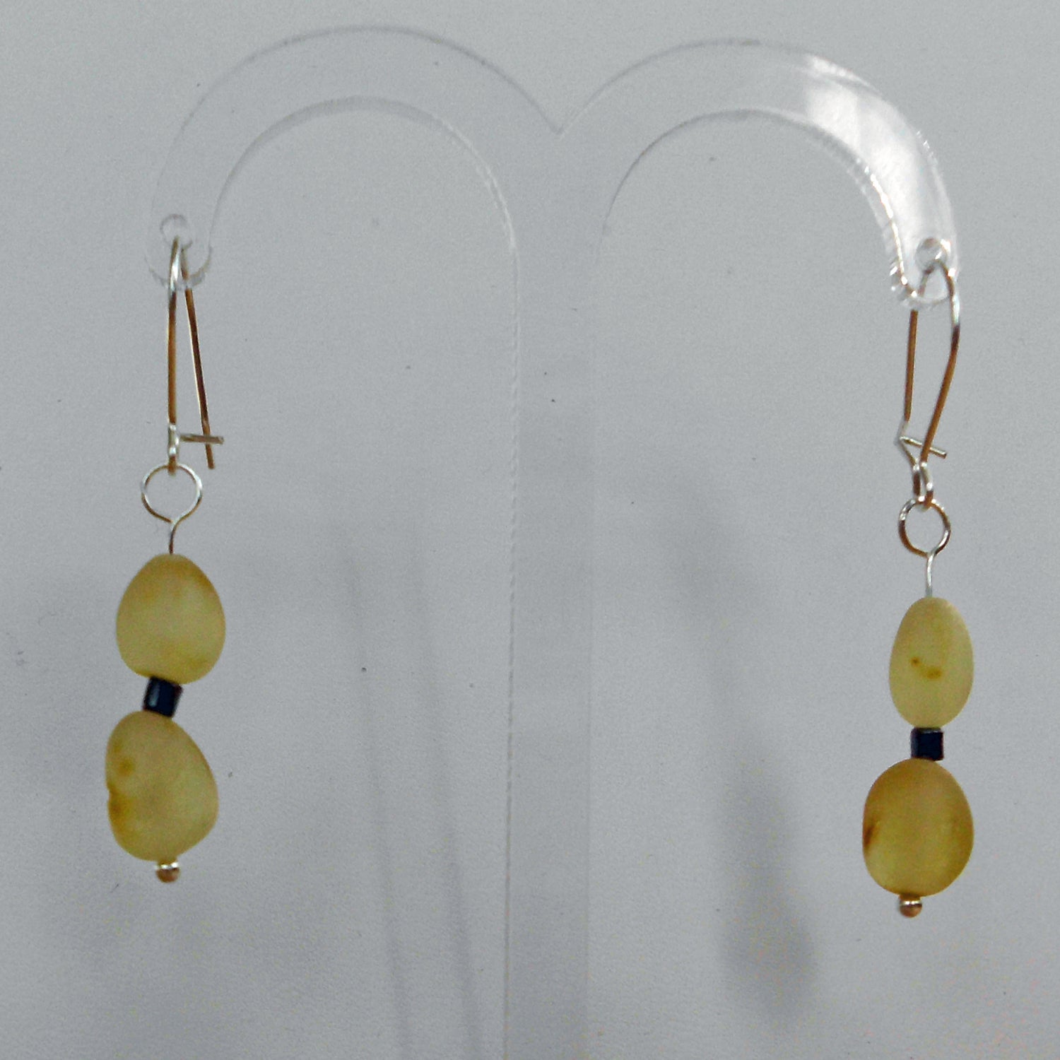 Ohrhänger aus Silber mit unpolierten Bernstein-Edelsteinen