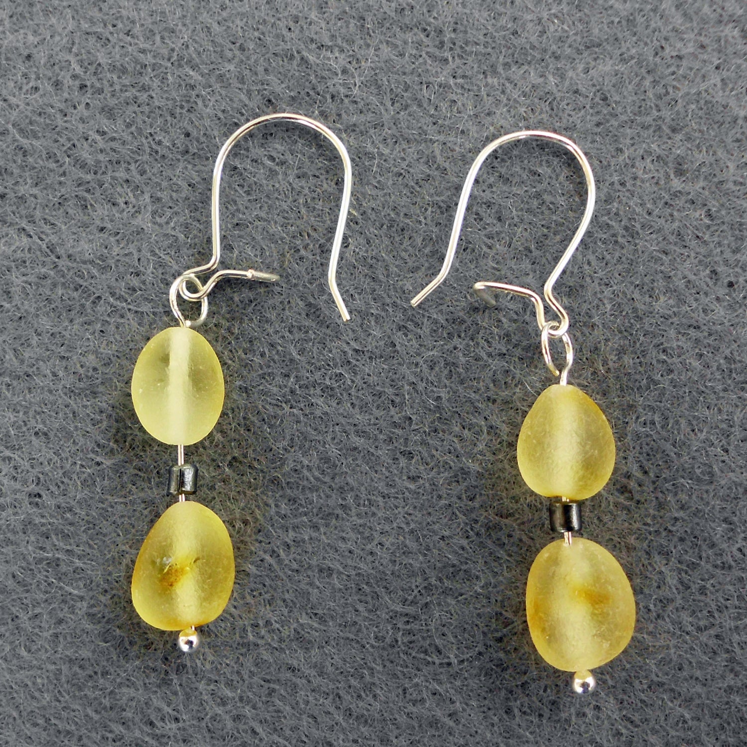 Ohrhänger aus Silber mit unpolierten Bernstein-Edelsteinen