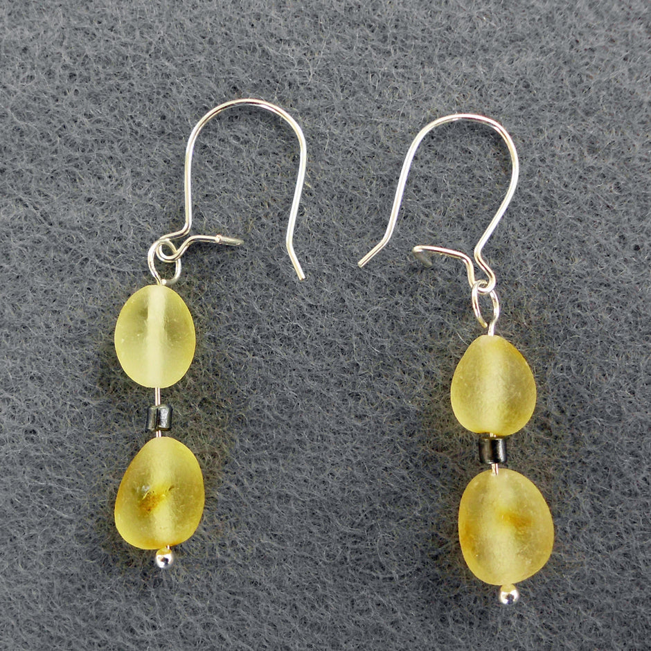 Ohrhänger aus Silber mit unpolierten Bernstein-Edelsteinen
