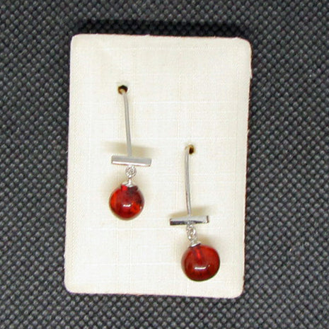 Ohrhänger aus Bernstein in dunkelbraun und kirschrot