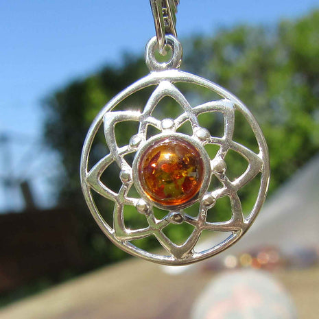 Silberner Anhänger Blume des Lebens mit Bernsteinperle