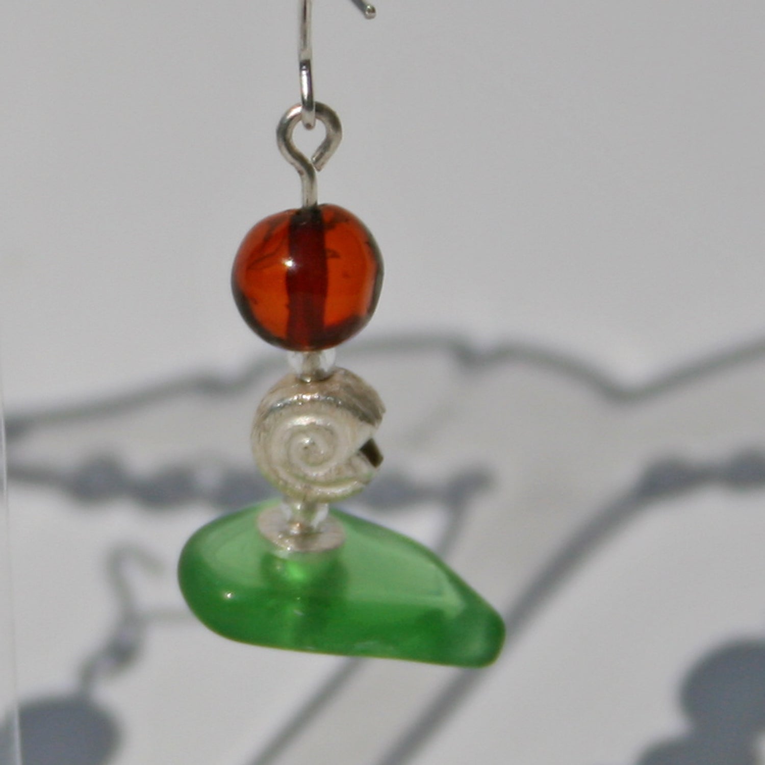 Ohrhänger Schnecke aus Bernstein und Seeglas