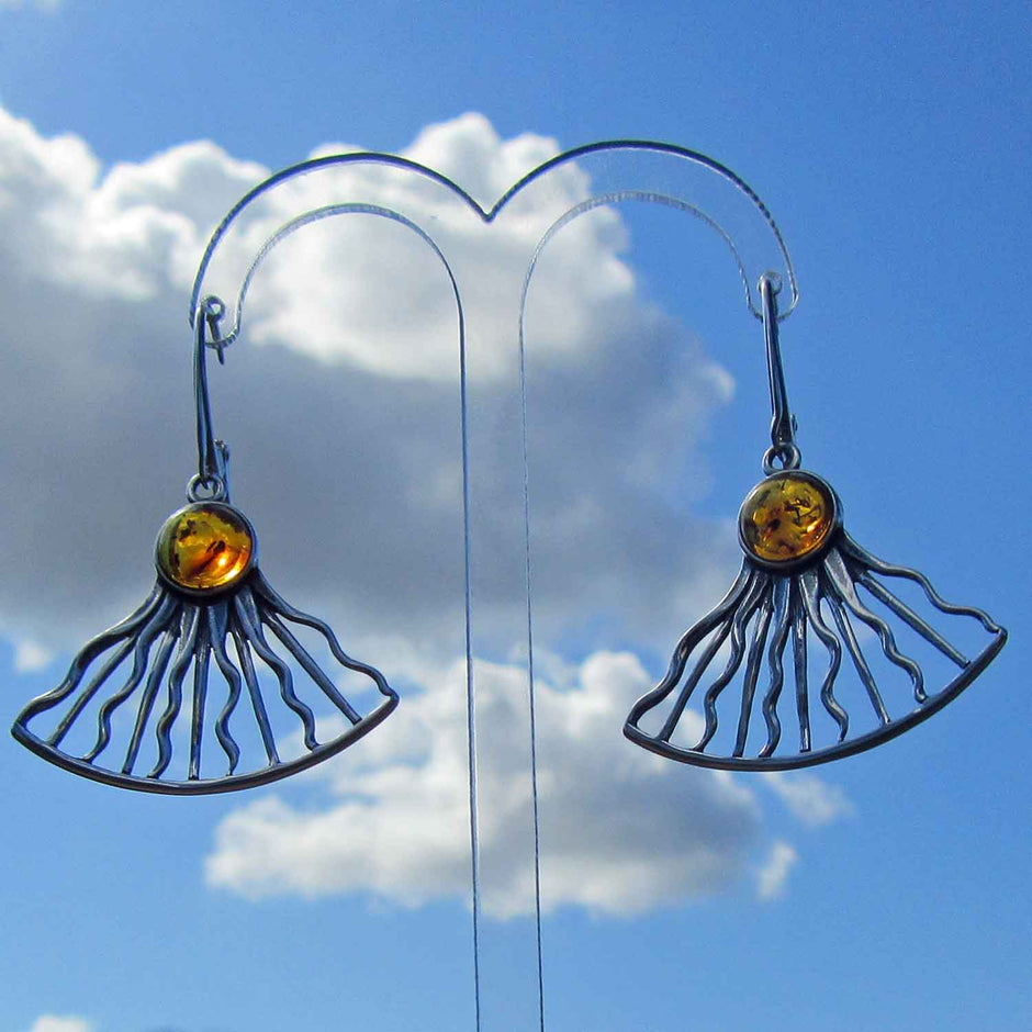 Silberne Ohrhänger mit Bernstein, Viertelsonne oder Fächer