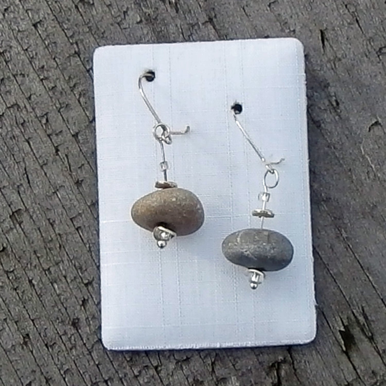 Schließbarer Ohrhaken aus Edelstahl mit Ostseekieseln