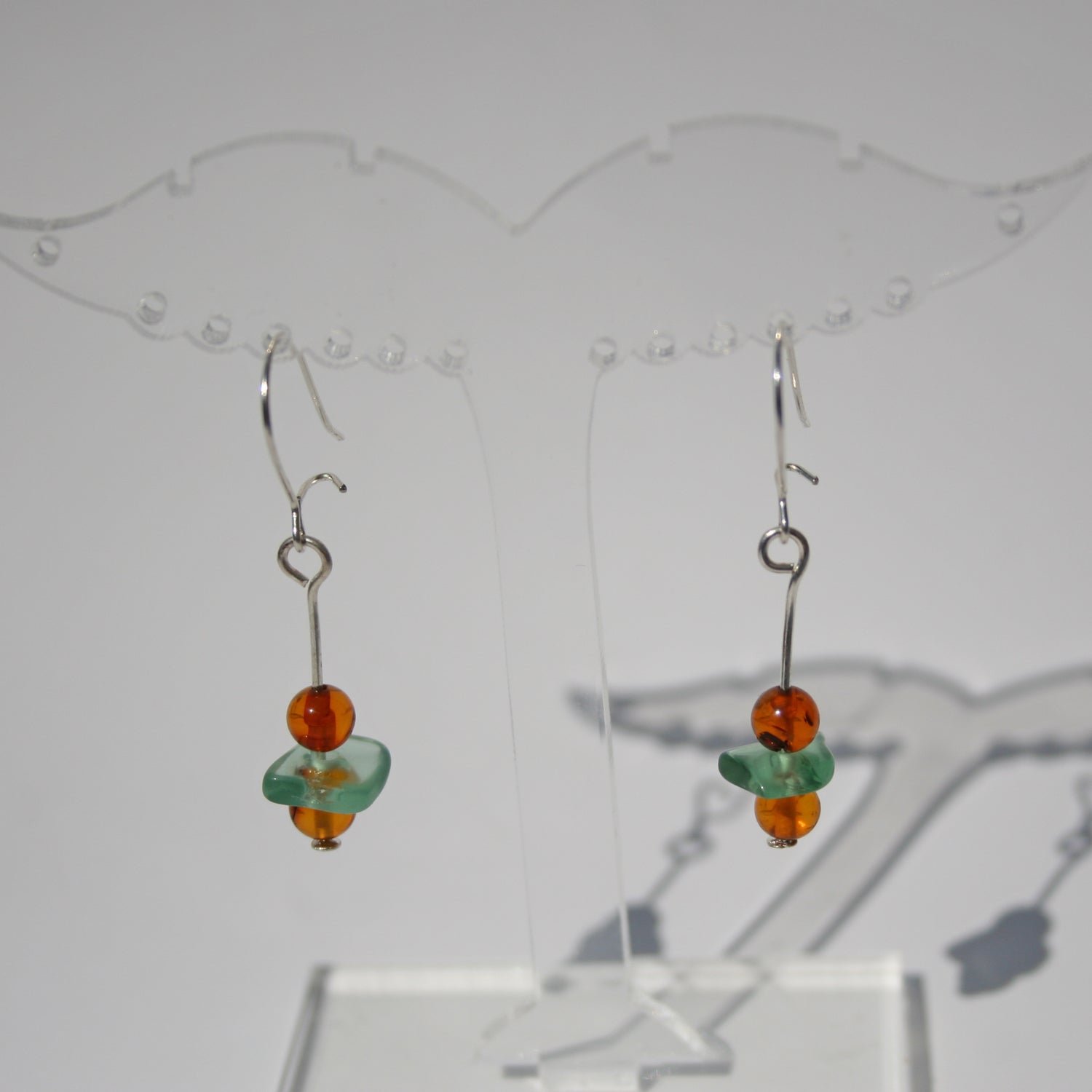 Ohrhänger aus Bernstein und Seeglas – Unikat von Rügen