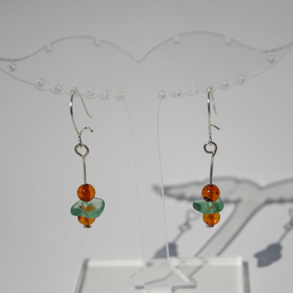 Ohrhänger aus Bernstein und Seeglas – Unikat von Rügen