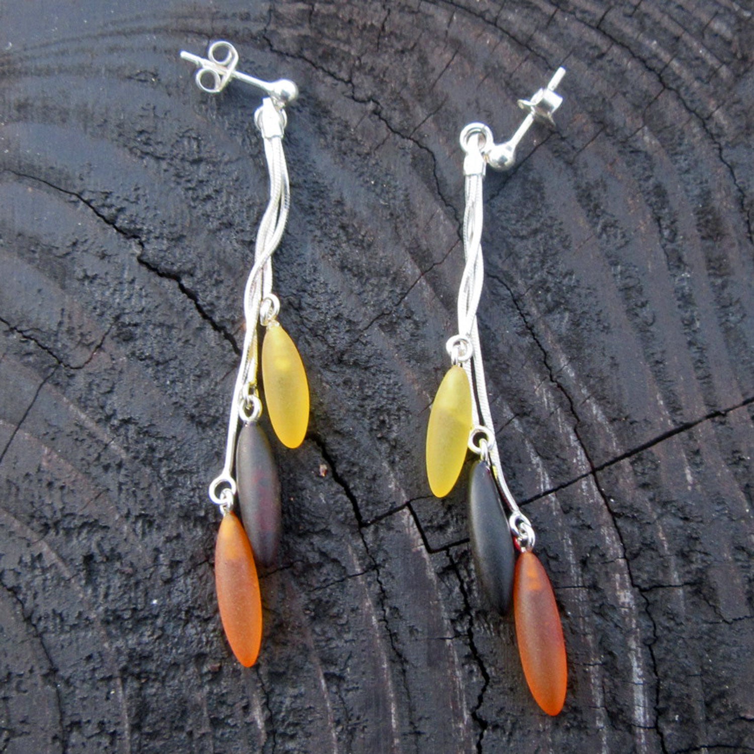 Lange Ohrstecker mit 3 unpolierten, verschiedenfarbigen Bernsteinzapfen ...einfach aber edel !!!