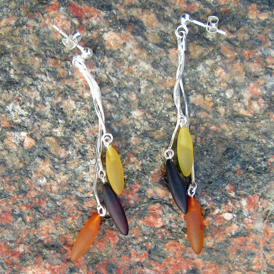 Lange Ohrstecker mit 3 unpolierten, verschiedenfarbigen Bernsteinzapfen ...einfach aber edel !!!